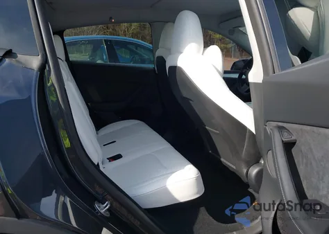 2024 Tesla Model Y Long Range Dual Motor All-Wheel Drive z USA, uszkodzony, nr VIN 7SAYGDEE2RA232074